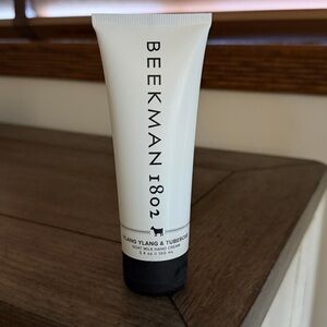 Beekman 1802 Ylang Ylang & Tuberose Hand Cream - White and Black